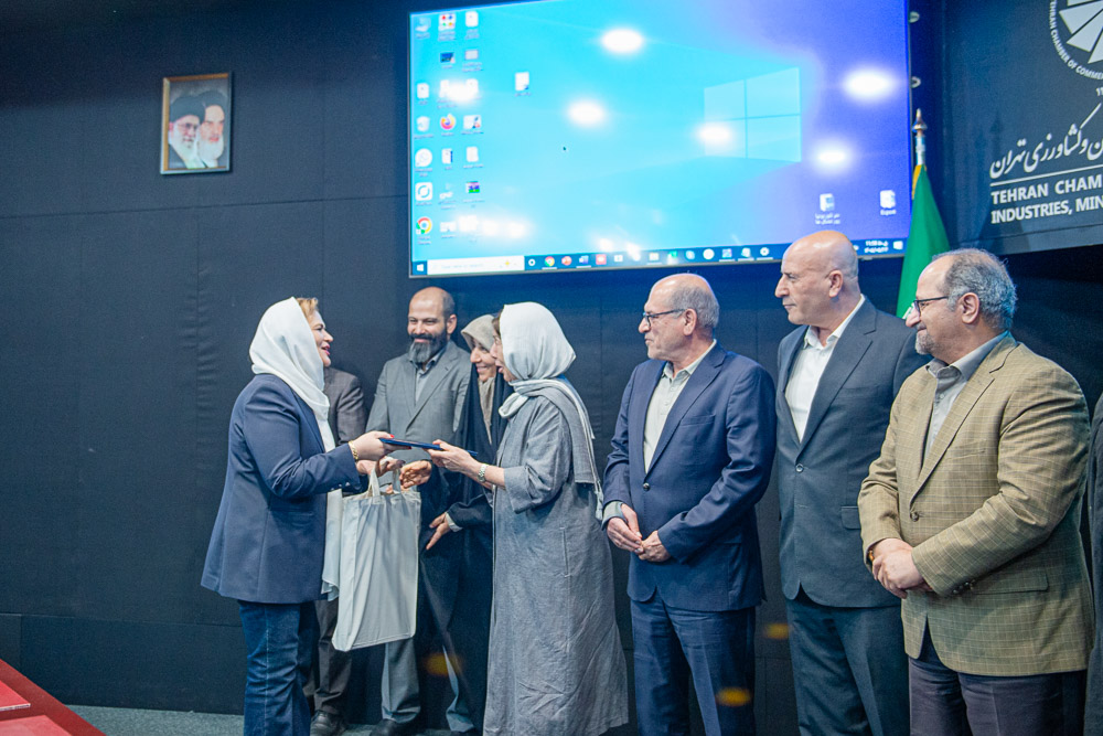 اهدای لوح تقدیر تشکل برتر به کانون کارآفرینی استان تهران در مراسم روز تشکل‌ها و مشارکت اجتماعی